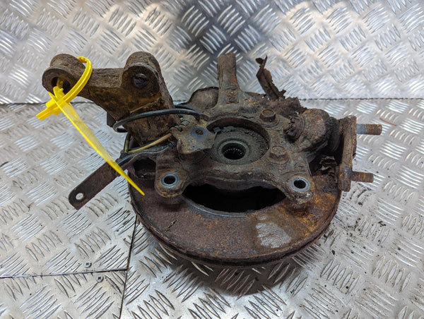 TOYOTA AURIS - Driver Front RF OS Hub Stub 06-12