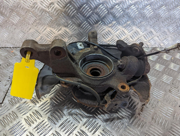 TOYOTA COROLLA VERSO - Driver Front RF OS Hub Stub 04-06