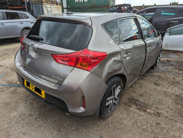 TOYOTA AURIS (2015) BREAKING / SPARES